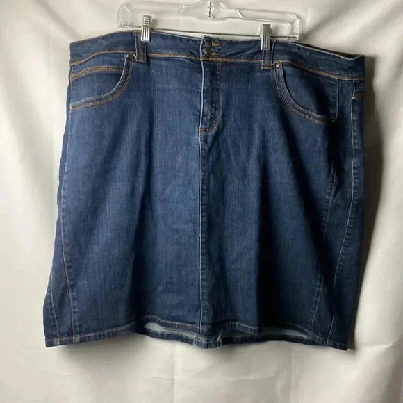 VENEZIA WOMENS SIZE 26 DENIM SKIRT  POCKETS EMBOSSED DESIGN ON BACK POCKETS - Picture 2 of 13